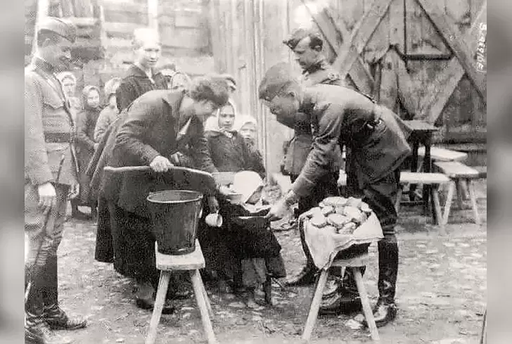 Сотрудники ARA кормят детей во время голода 1921-1922 годов в России